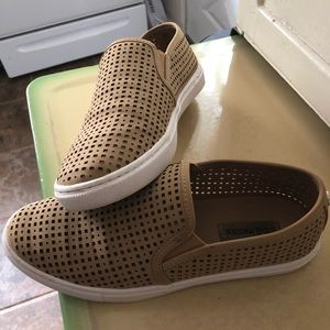 Steve Madden perforated tan leather sneakers